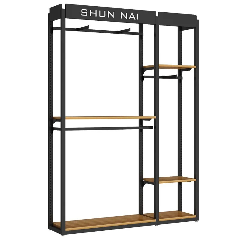 Interior Design Retail - Op maat gemaakte houten kledingpresentatie rekken